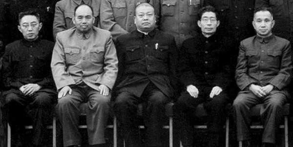 1960年合影，公認的戰神都在，15位大軍區司令同框，誰坐C位？