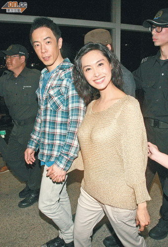 黃貫中和妻子朱茵及女兒的親密合照