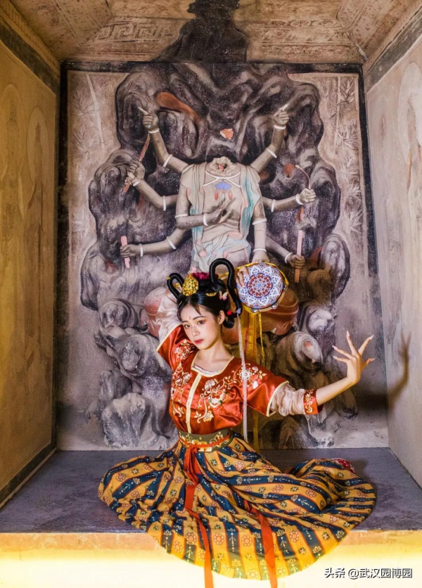 千年敦煌壁畫裡，藏著你的深秋時尚指南