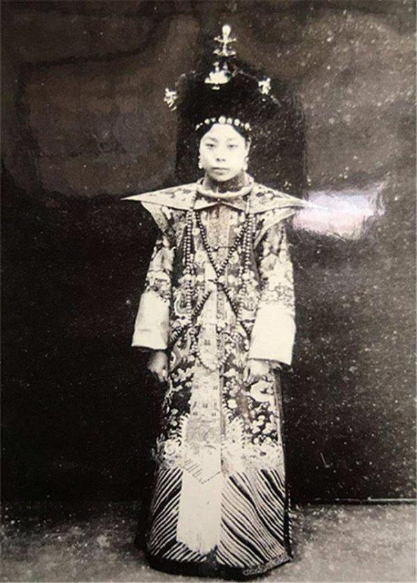 北京一清潔工結婚6年，妻子臨終前吐露身份：我曾是大清皇妃