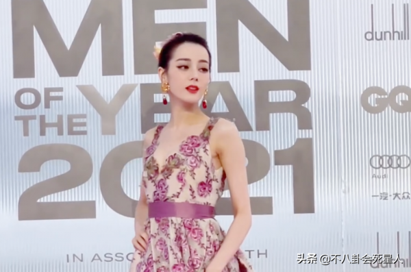 男明星走紅毯的出位表現：李現裹被子，鄧倫油膩，彭昱暢拉玩具車