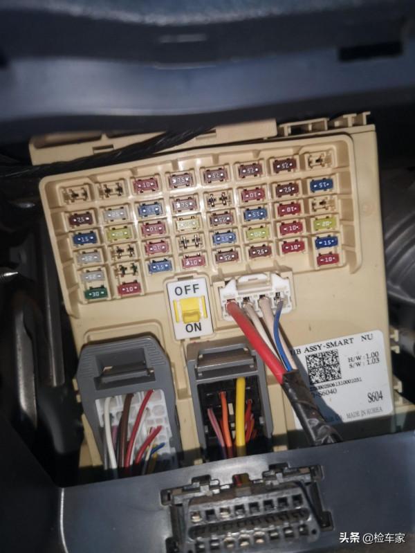 兩年的現代ix35開價9萬,扒開膠條全是泥沙,買主:鄭州拉來的吧 兩年的現代ix35開價9萬,扒開膠條全是泥沙,買主:鄭州拉來的吧