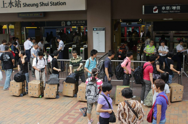 風水輪流轉!曾經去香港買水貨蘋果,如今香港人來深圳買小米 風水輪流轉!曾經去香港買水貨蘋果,如今香港人來深圳買小米