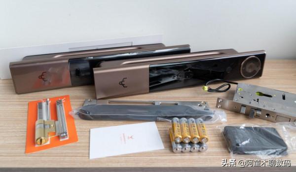 密碼鎖+可視貓眼+米家APP實時監控，黑科技堆滿，鹿客智慧鎖體驗