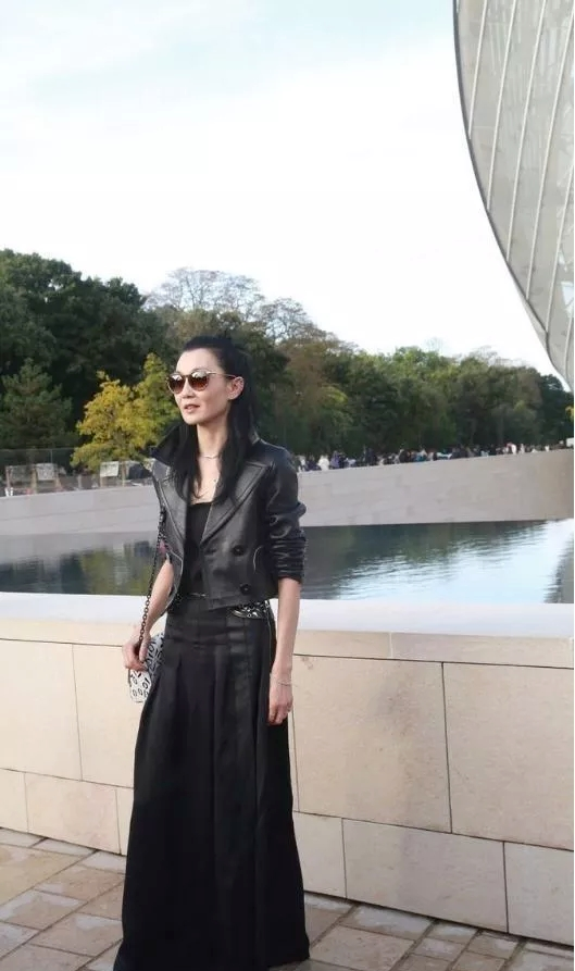 張曼玉的私服很有國際範，皮衣配開叉半身裙，50+女人學一學