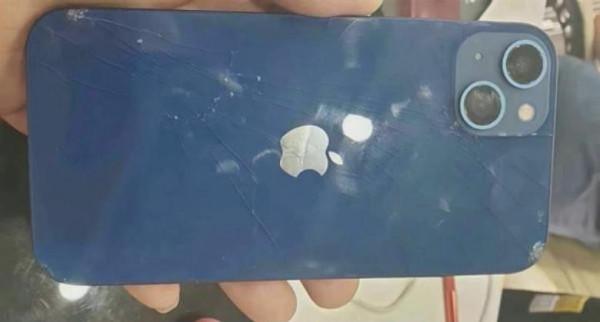 為什麼iPhone13一直強調不要“裸機使用”，看摔碎的外殼就知道了