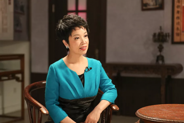 從央視主持人，到飾演周恩來夫人，她的命運因4次意外而改變