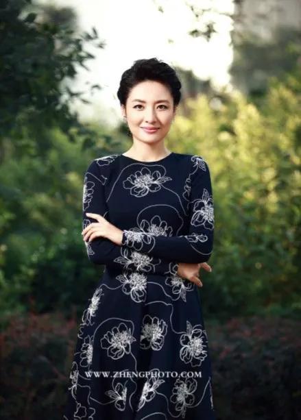 央視主持人周濤驚豔了時光寫真集 央視主持人周濤驚豔了時光寫真集