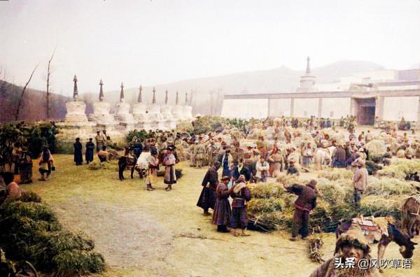 1936年的青海西寧塔爾寺，門前是熱鬧非凡的集貿市場