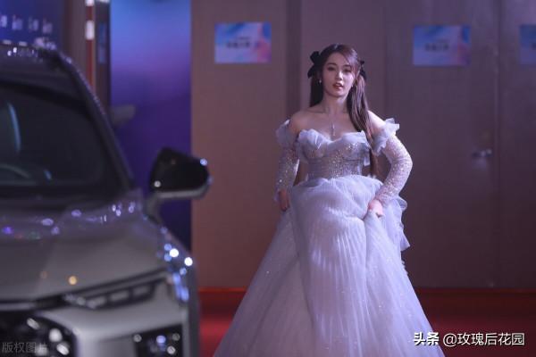 符雅凝亮相活動，身穿藍色一字肩長裙公主造型太美了