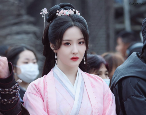 嘉行傳媒真是好眼光，王藝瑾穿古裝：這是照著演員標準選愛豆吧
