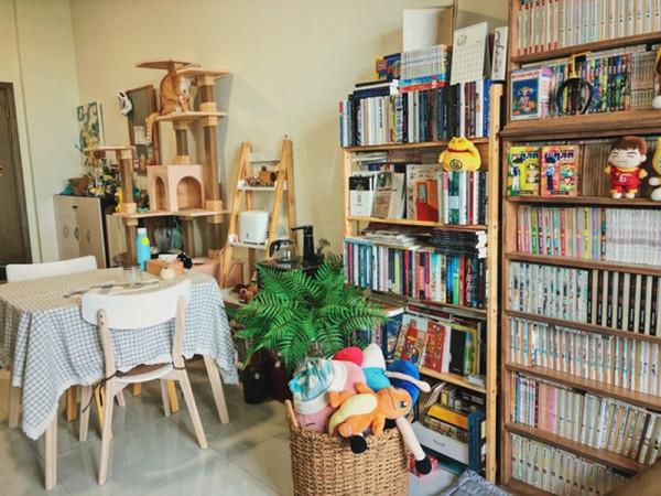 小哥挺有耐心，拒絕斷舍離30㎡塞滿書和手辦，像是誤入了一家書店