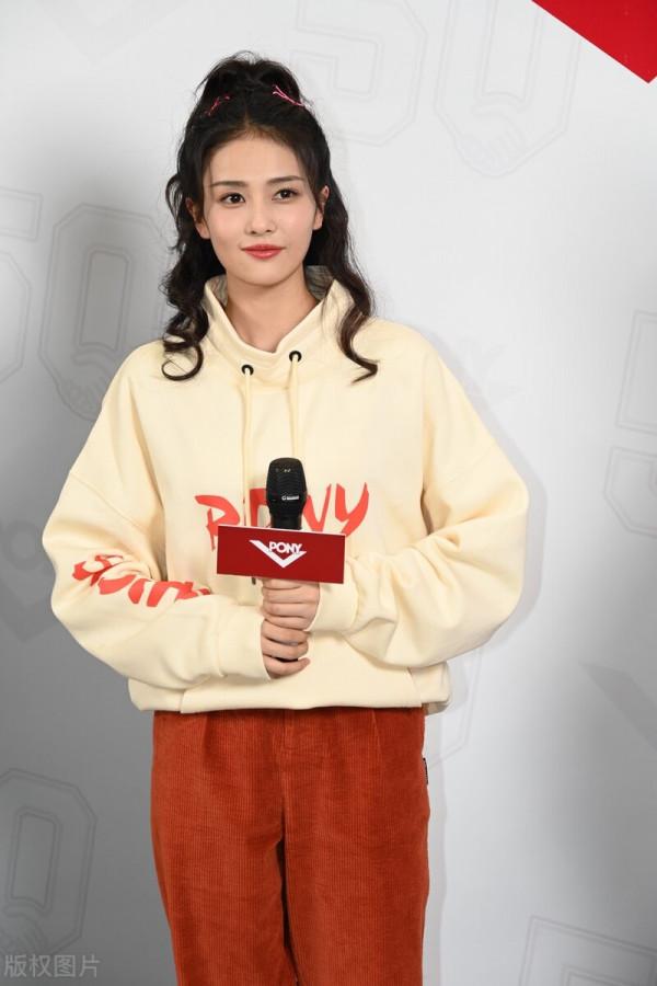 白鹿穿運動裝亮相為品牌店剪綵,扎高馬尾青春有活力 白鹿穿運動裝亮相為品牌店剪綵,扎高馬尾青春有活力