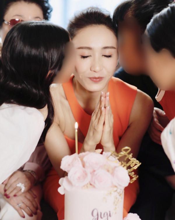 黎姿50歲生日宴排場大，一家8口大合影，她一襲長裙減齡又時尚