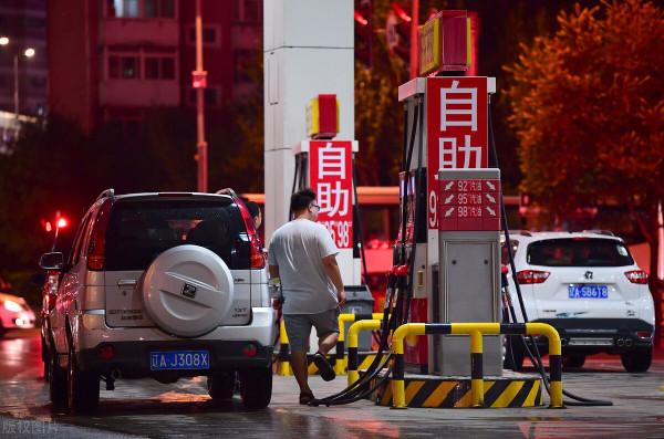 油價調整訊息：今天12月24日，加油站92號、95號汽油調整後價格