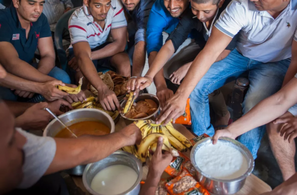 這個印度貧困村，承包了全國的精壯男保安