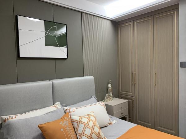 86㎡輕奢風：入牆式的衣櫃將有限的空間達到最大化的利用