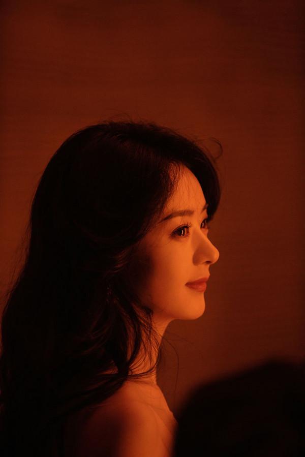 趙麗穎釋出溫柔光影大片 明眸閃耀似點點星光