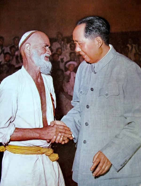 開國大典上，毛主席身後站著一個年輕人，戴著黑色禮帽，他是誰？