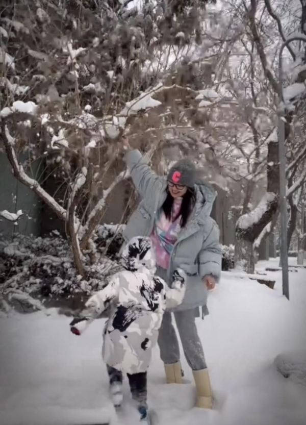 撒貝南前女友近照，42歲的她雪中與兒子嬉戲，一身棉服少女感滿滿
