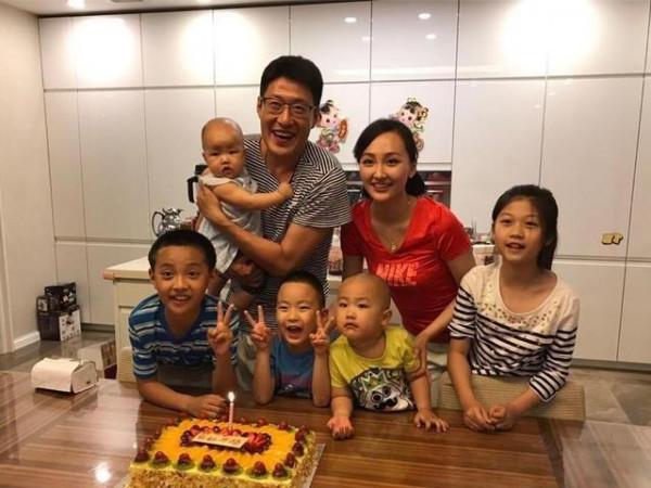 於震妻子辛月：嫁二婚丈夫亦美滿，我是三個孩子的幸福媽媽