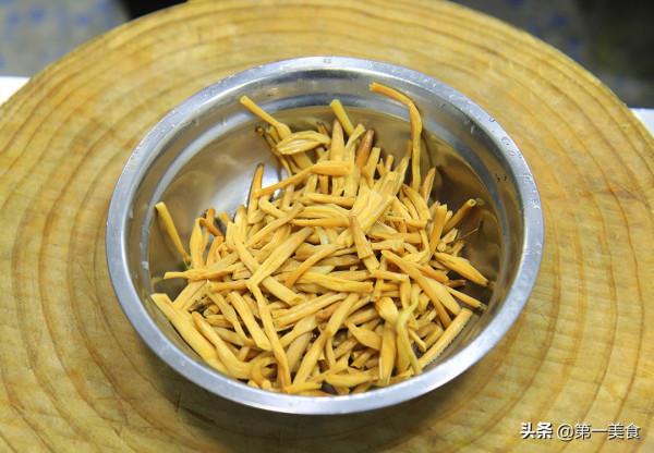 黃花菜炒肉絲很多人第一步就做錯了，難怪不好吃，大廚教你如何做