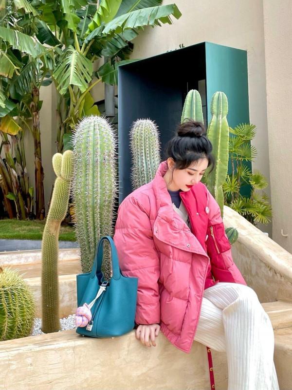 今年流行羽絨服搭配針織褲，百搭又時尚，普通女生也能穿出高階感