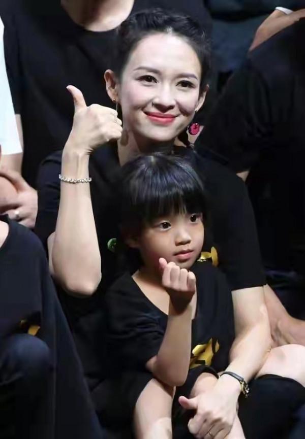 汪峰基因真強大！5歲醒醒穿黑裙神似小蘋果，淡定打針性格更像媽