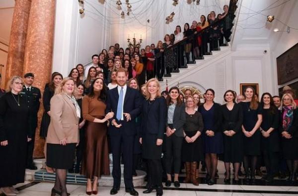 梅根有多不拘小節？冬天穿毛衣汗打溼腋下，和英女王出訪蹺二郎腿