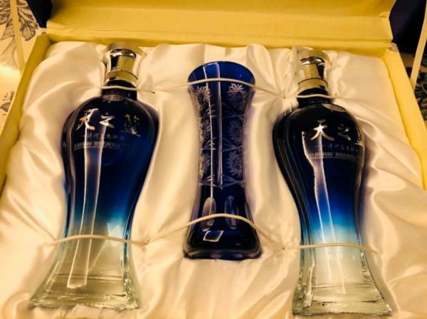 喝白酒，看到瓶身“1記號”，趕快放下，都是香精勾兌的酒精酒