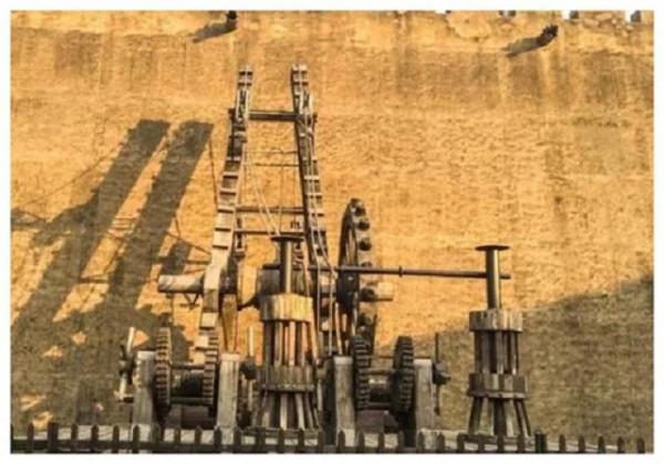 守城士兵寧願用石頭砸，也不願意推倒梯子？士兵：你以為我傻嗎？