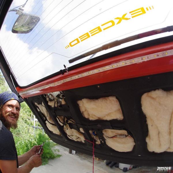 小夥買8手三菱得利卡改成房車！和女友過上了讓人羨慕的生活