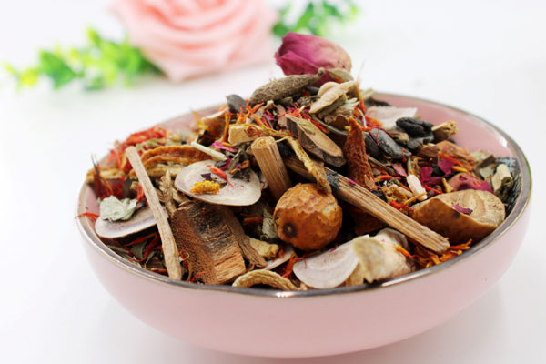 大媽喝中藥養生喝出肝損傷,中藥為什麼會傷肝?應該怎麼吃? 大媽喝中藥養生喝出肝損傷,中藥為什麼會傷肝?應該怎麼吃?