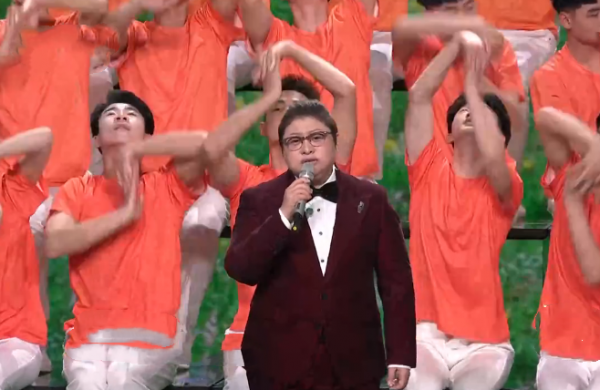 春晚女星戰袍大PK：李宇春時尚，趙麗穎最美，張小斐的大衣上熱搜