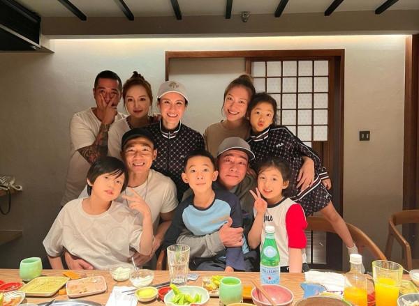 劉畊宏曬爸爸5聚會照,春哥一手抱Jasper一手抱小泡芙,笑容滿足 劉畊宏曬爸爸5聚會照,春哥一手抱Jasper一手抱小泡芙,笑容滿足