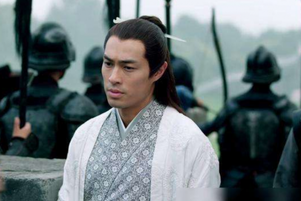 滿臉褶子、眼神猥瑣，明明都這麼老了，就別硬尬“少年感”了