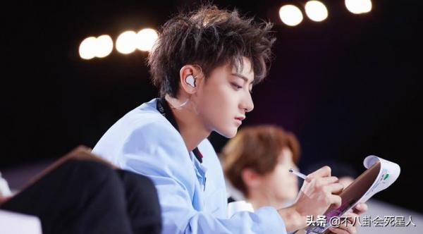 男愛豆畫風越來越偏！高跟開叉裙屢次出鏡，濃妝塗粉成常態