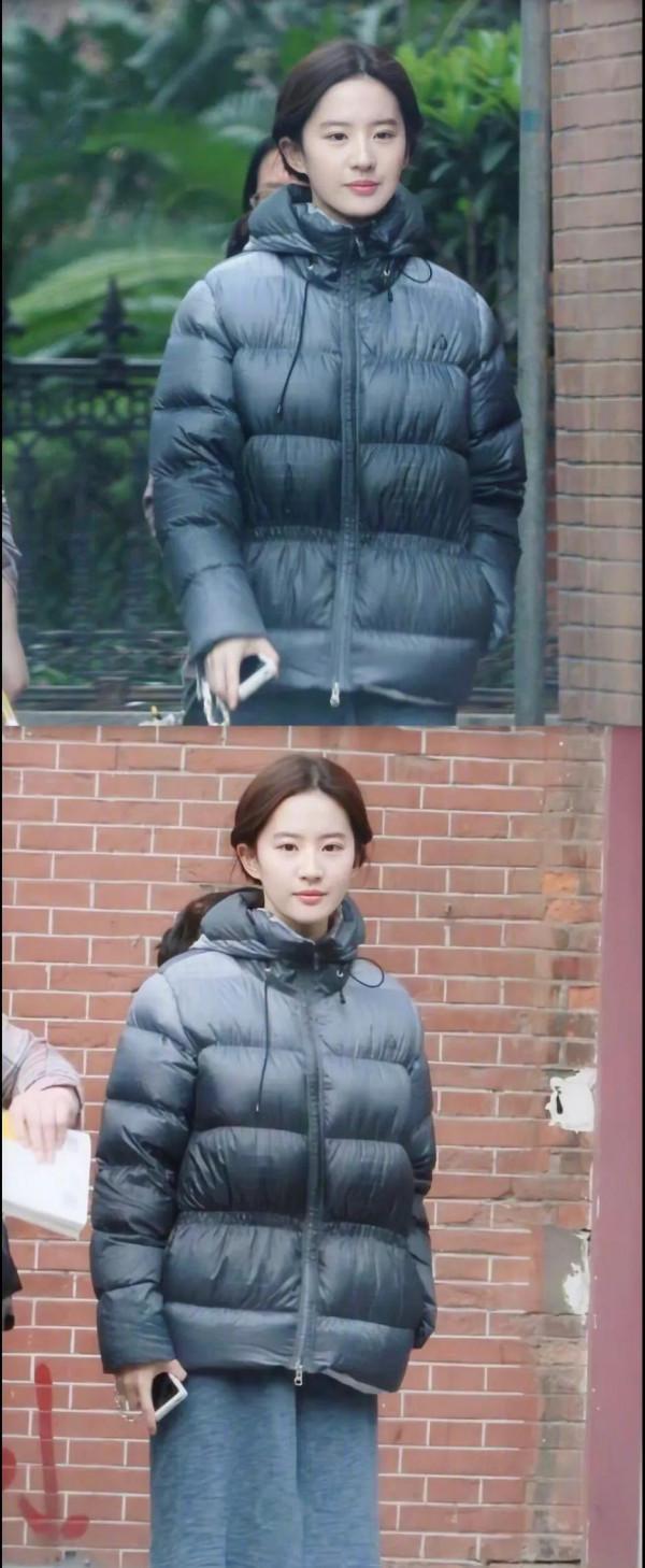 就是劉亦菲這個大黑襖讓我第一次明白了時尚的完成度靠臉這句話 ​​​ 就是劉亦菲這個大黑襖讓我第一次明白了時尚的完成度靠臉這句話 ​​​