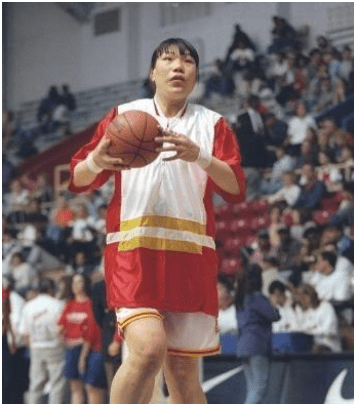 “中國長城”鄭海霞：43歲嫁粉絲，54歲沒孩子，姚明找她借鞋穿