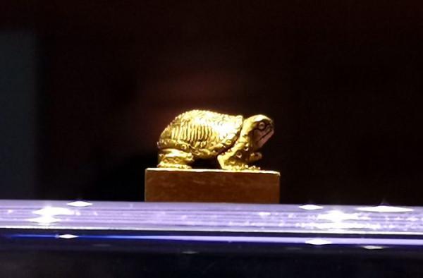 老農撿到金烏龜,拒絕文物販子1000元收購,上交國家獲獎350元 老農撿到金烏龜,拒絕文物販子1000元收購,上交國家獲獎350元