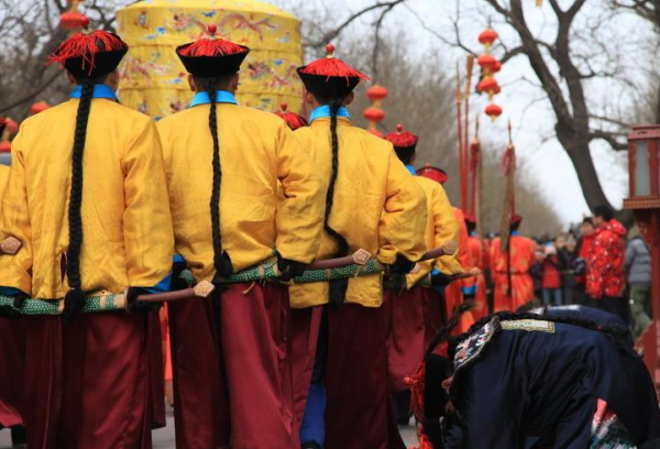 兒子偷竊皇宮遺留一張破畫，8年後老父親10元賣掉，如今卻價值2億