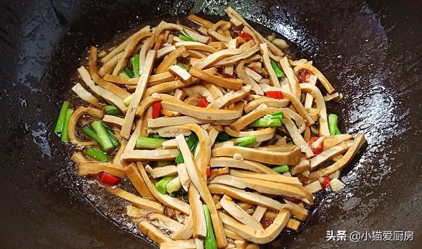 韭菜和豆乾是一對,簡單下鍋一炒,鮮美開胃更下飯一盤不過5塊錢 韭菜和豆乾是一對,簡單下鍋一炒,鮮美開胃更下飯一盤不過5塊錢