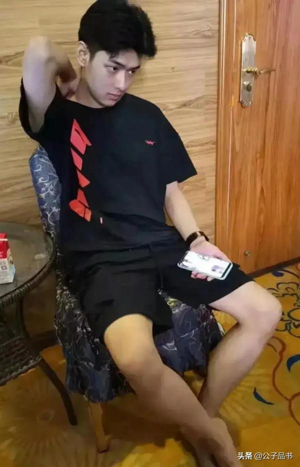 六年拉菲草：愛情可忠誠，美麗高貴，充滿儀式感，但不可廉價敷衍