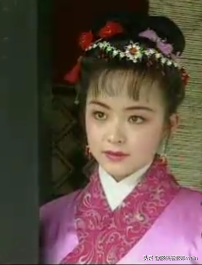 昔日上戲班花，演過迪麗熱巴、羅晉的母親，父親更是國家一級演員