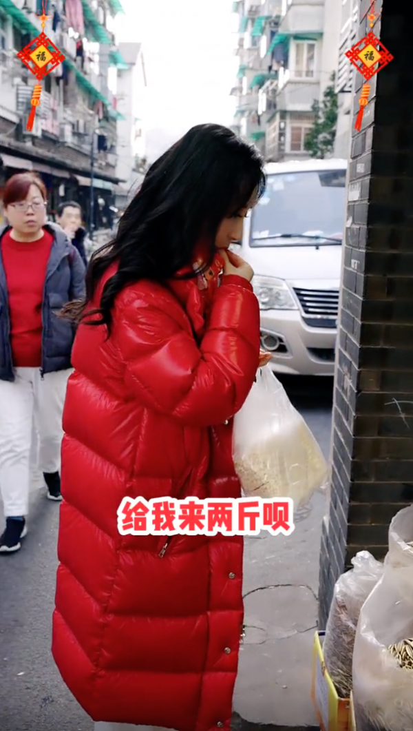 34歲舒暢市場買年貨！當街砍價被拒絕，拎著兩大袋瓜子邊走邊嗑