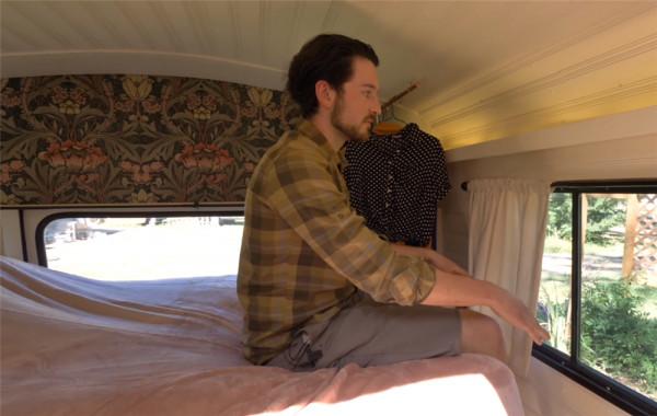 一家四口低價買2001年廢舊大巴，將22㎡空間變成蝸居，生活太幸福