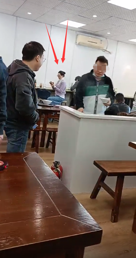 52歲仇曉在小店吃粉，面板白皙裝扮像大媽，嫁豪門後生活樸實低調