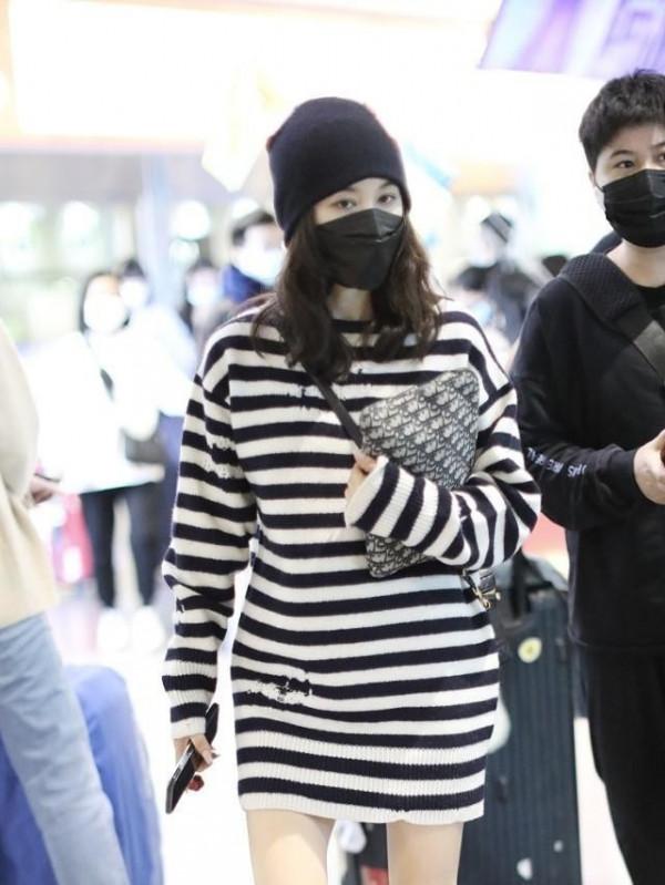 王子文身材太瘦了，穿針織套裝配腰包挺單薄，難怪當媽還談姐弟戀