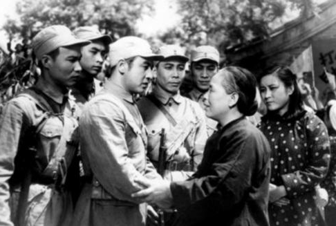 1934年，一鹽販救下3000紅軍，建國後軍長6次派人尋他，結果如何?
