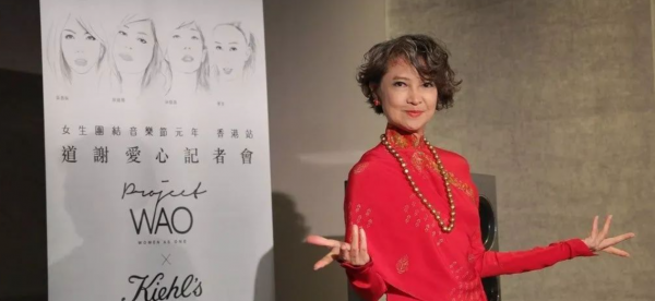 第一個甩了謝賢的女人，因慈善向那英下跪，蕭芳芳到底是什麼來頭